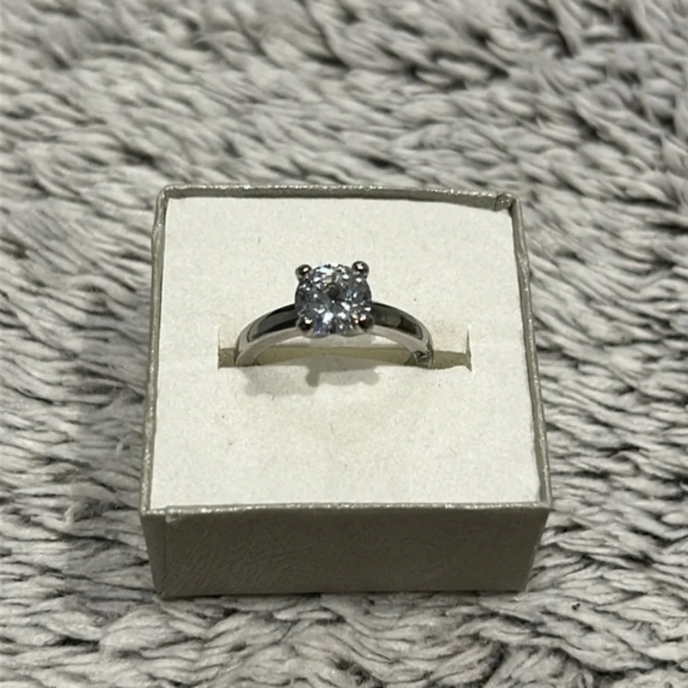 Costume Jewelry size 8 solitaire ring